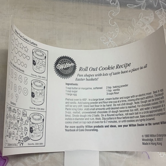 Vintage 1990 Wilton 10 pc cookie cutters Easter treats in storage container - Picture 9 of 12